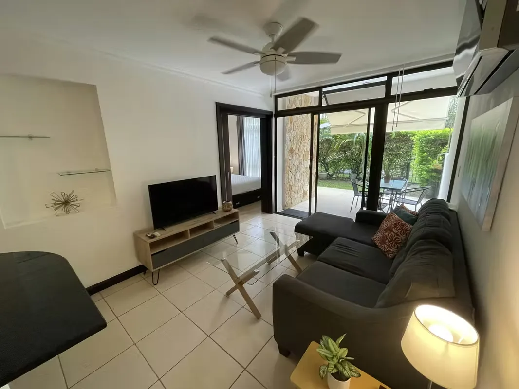Se alquila lindo apartamento amueblado esquinero ubicado en Santa Ana, en condominio Avalon Country Club, en primer piso con terraza y jardín lo cual le dan mayor amplitud al ...