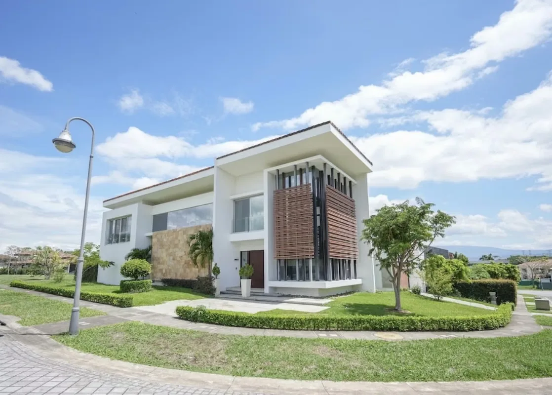 Exclusiva casa de 4 habitaciones en Valle del Sol, Santa Ana la misma cuenta con un terreno de 1000m2 y una construcción en dos niveles de 490m2 que se distribuye de la siguiente ...