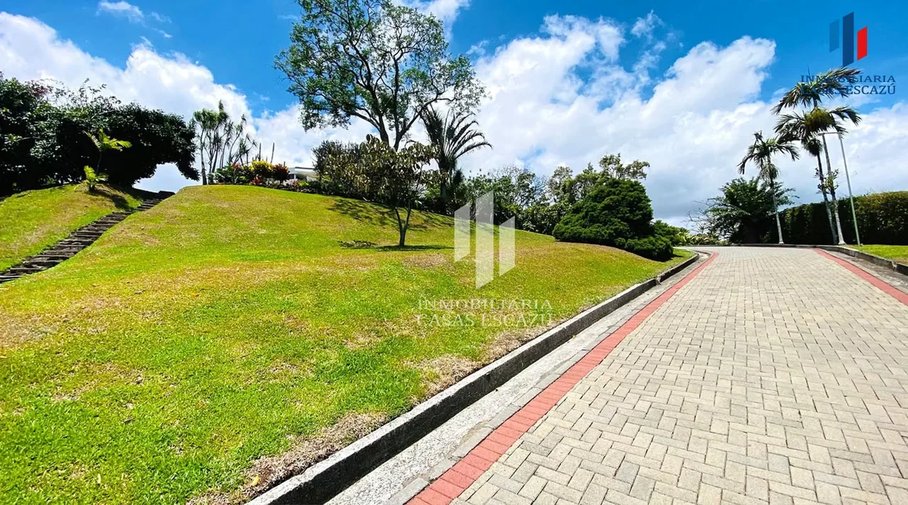 Cuenta con un tamaño de 525 mts2 y un lote de 3,390 mts2, rodeada de jardines. — photo 2