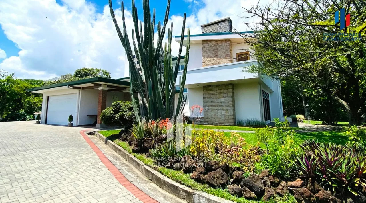 Cuenta con un tamaño de 525 mts2 y un lote de 3,390 mts2, rodeada de jardines. — photo 3