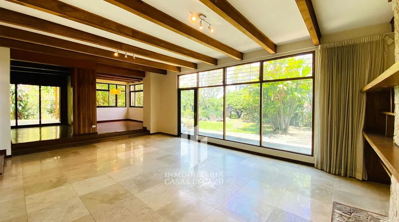 Cuenta con un tamaño de 525 mts2 y un lote de 3,390 mts2, rodeada de jardines. — photo 5