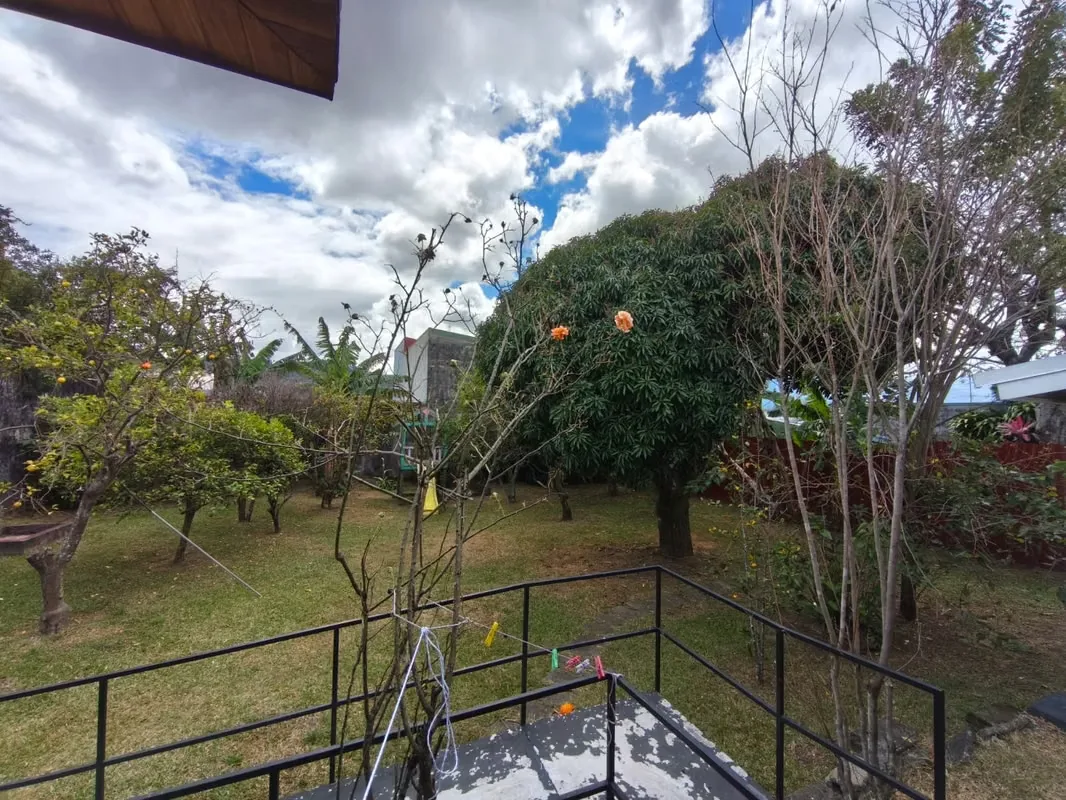 Es plano y rectangular, con una casa de una planta en buen estado y totalmente funcional. — photo 2