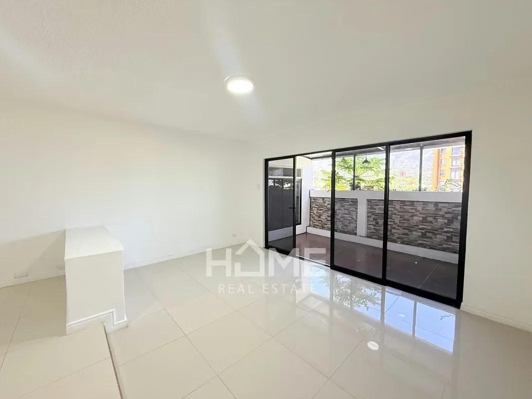 Apartamento en primer nivel con vista hacia las montañas en la zona más privilegiada de Trejos Montealegre segura cerca de colegios, centros comerciales, farmacias, parques, ...
