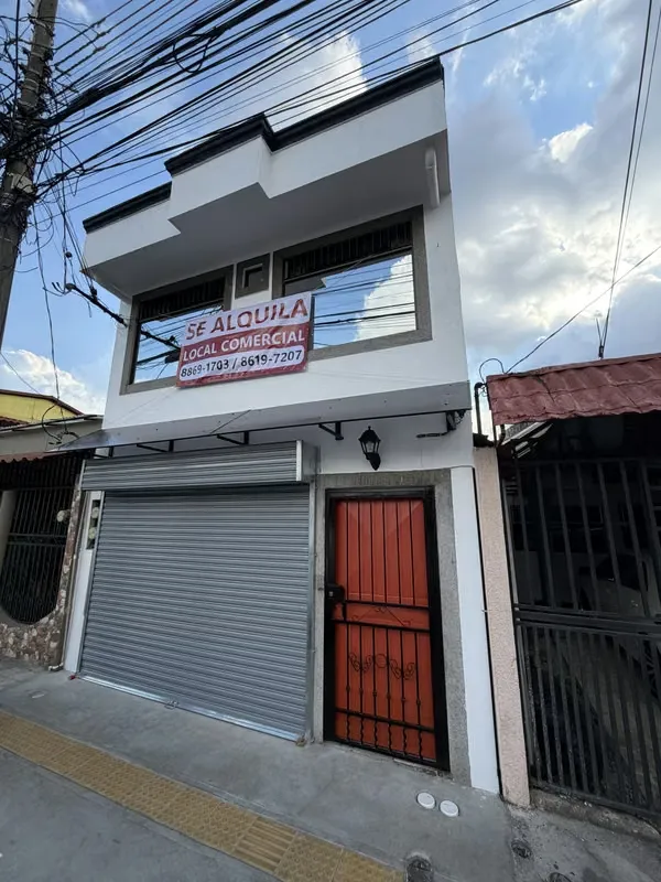 Se alquila amplio local comercial estratégicamente ubicado a tan solo cuadra y media del parque central de Grecia, en una zona de alto ...