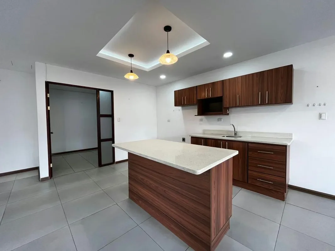 Se alquila cómodo y acogedor apartamento ubicado en La Uruca, dentro de un residencial tranquilo y seguro. Ideal ...