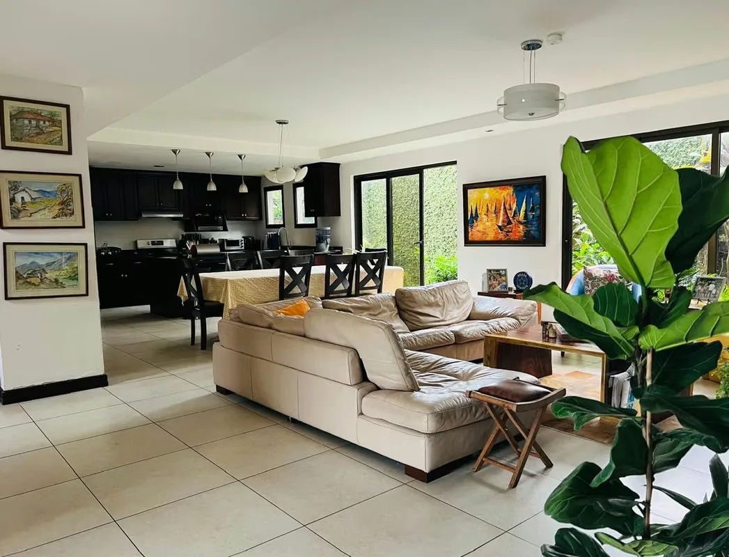 Esta hermosa propiedad se encuentra en un exclusivo condominio en San Joaquín de Flores, en Heredia, ofreciendo la perfecta combinación de espacio y comodidad. Con un lote de 359m² y ... — photo 2