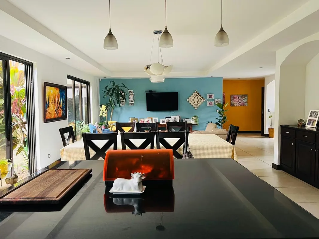 Esta hermosa propiedad se encuentra en un exclusivo condominio en San Joaquín de Flores, en Heredia, ofreciendo la perfecta combinación de espacio y comodidad. Con un lote de 359m² y ... — photo 5