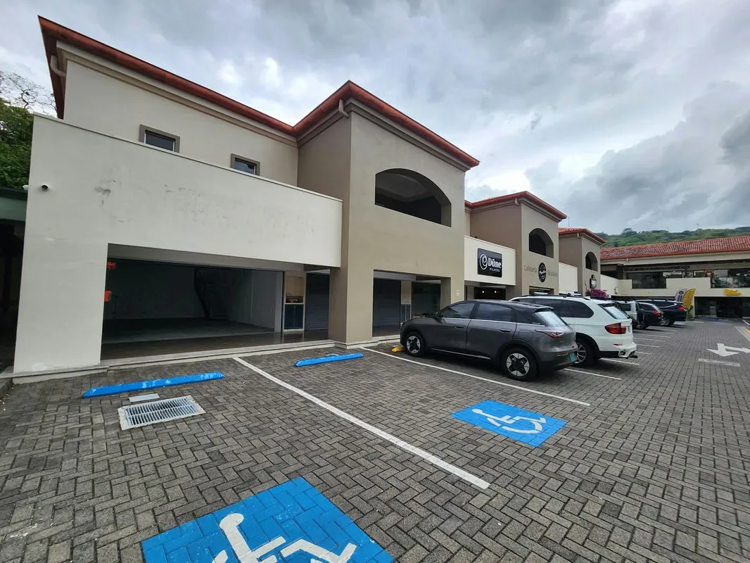 Venta de local comercial en Santa Ana, Brasil, sobre la radial de Ciudad Colón, en del Río Plaza.