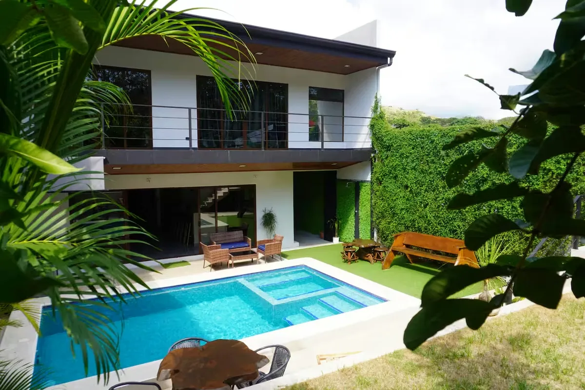 Villa de Lujo 4 Hab en Jacó con Piscina | Amueblada | Larga Estancia