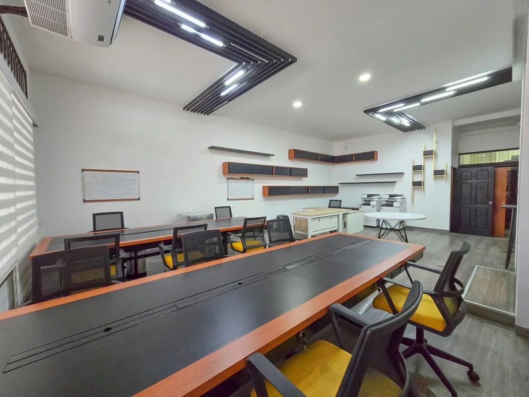 Office space for rent in Sabana Sur with easy access. Located on the 1st floor, it measures a total of 318 m2 of construction, distributed as follows: