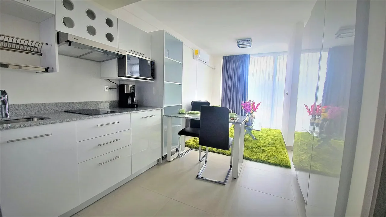 Contemporary Loft with Large Windows for Sale, Freses. (FE)