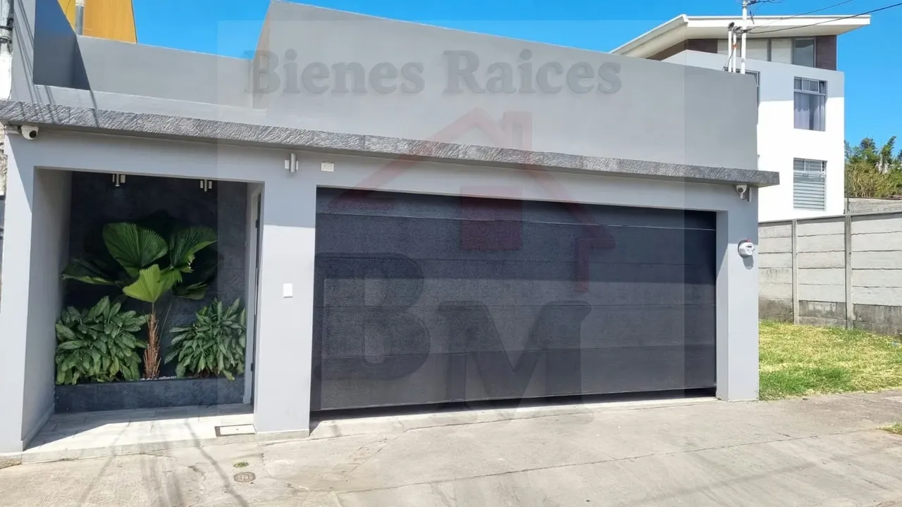 Casa en Residencial en Mercedes Norte de Heredia !!!