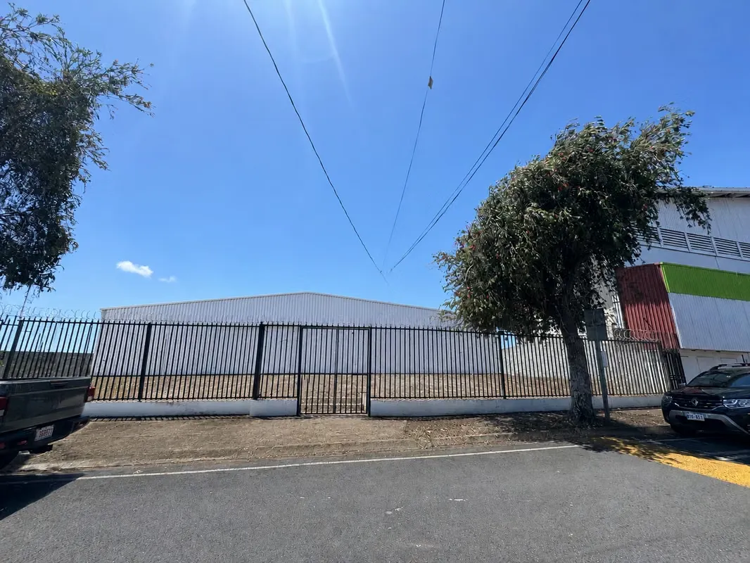 Lot ready to build diagonal to La Cascada in San Rafael de Escazu, next to Saretto. 520 meters. Use of mixed soil
