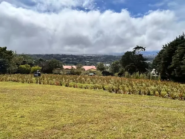 Ubicado en San Isidro de Heredia con una MARAVILLOSA vista 180° del Valle Central!