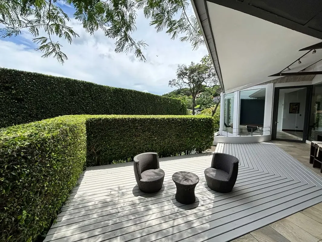 Located in one of the country’s most exclusive residential communities, this home offers a privileged setting, surrounded by lush greenery and partial ...