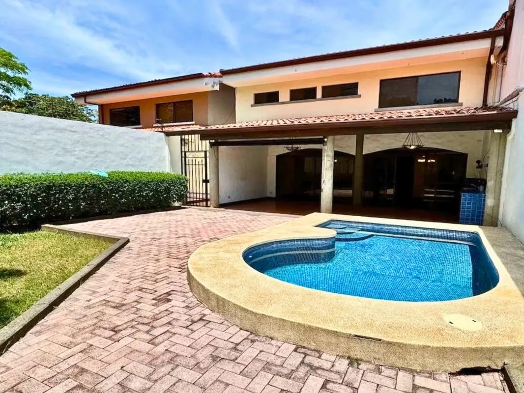 VENTA DE CASA EN SANTA ANA CON PISCINA PROPIA
