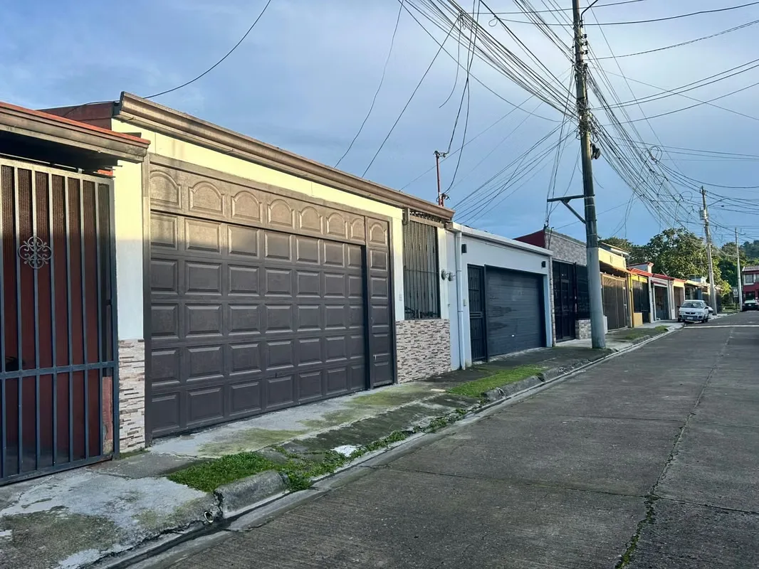 Esta cómoda casa de una planta está ubicada en un condominio de la zona de Concepción de Tres Ríos, cerca de centros educativos, zonas comerciales y todo tipo de servicios. — photo 2