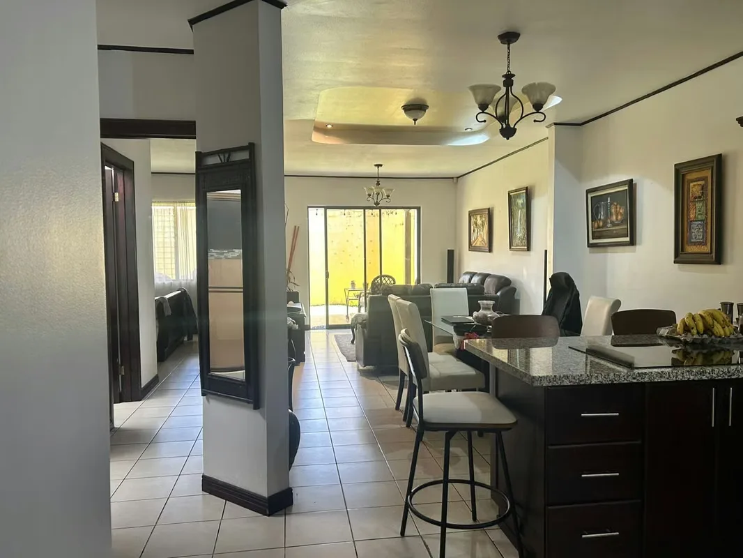 Esta cómoda casa de una planta está ubicada en un condominio de la zona de Concepción de Tres Ríos, cerca de centros educativos, zonas comerciales y todo tipo de servicios. — photo 4