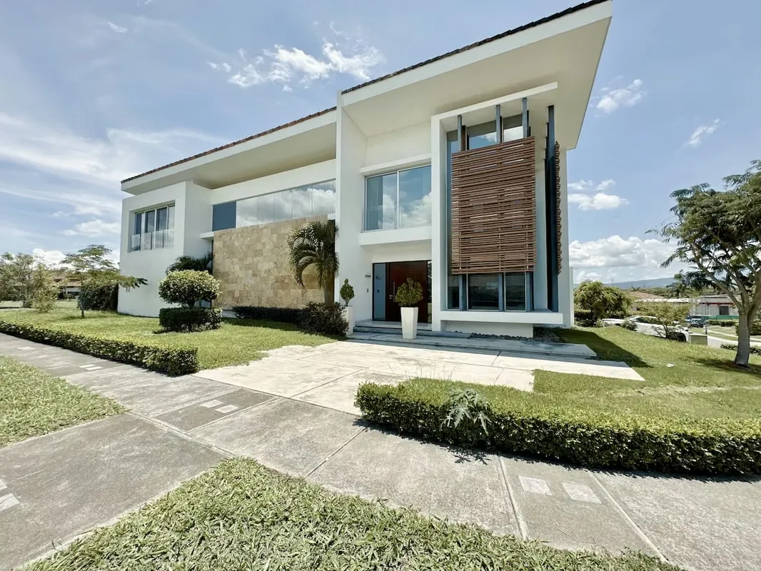 ESPECTACULAR CASA EN ALQUILER CON LINEA BLANCA EN RESIDENCIAL EN LINDORA, SANTA ANA