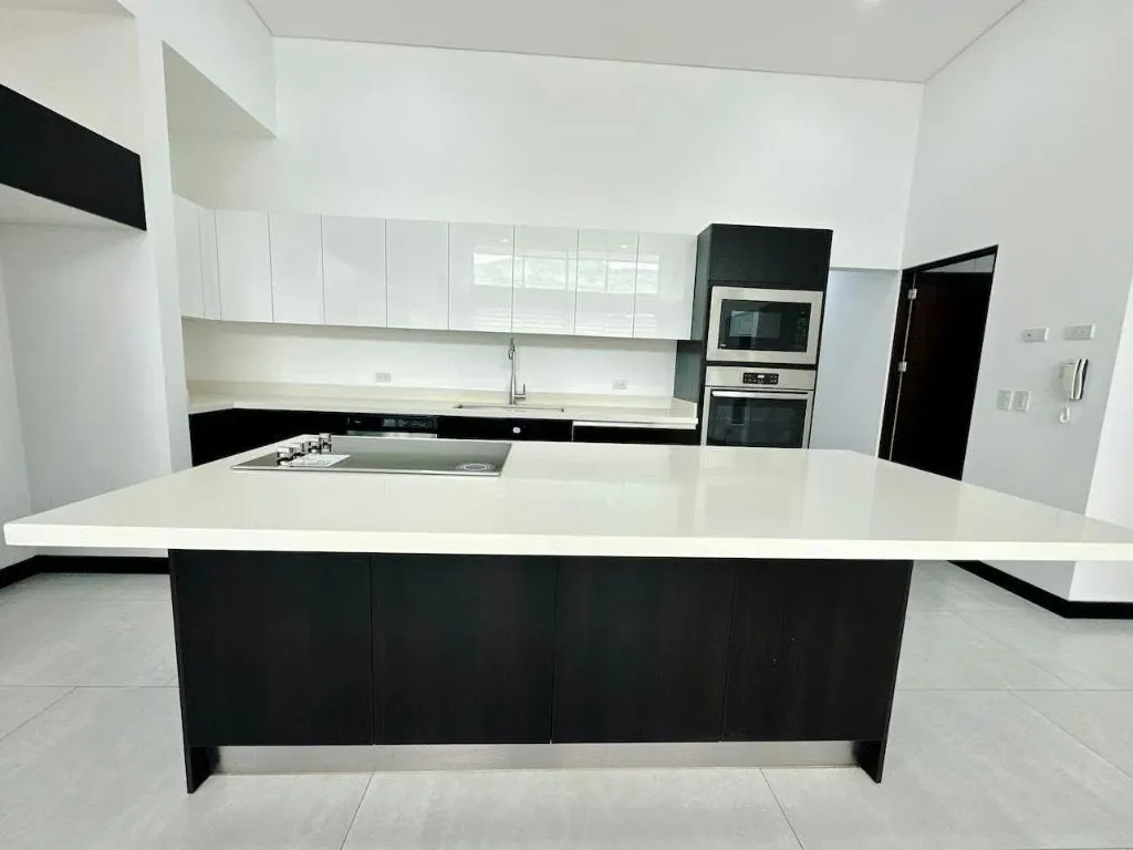 1-LEVEL HOUSE FOR RENT IN CONDOMINIUM IN SANTA ANA