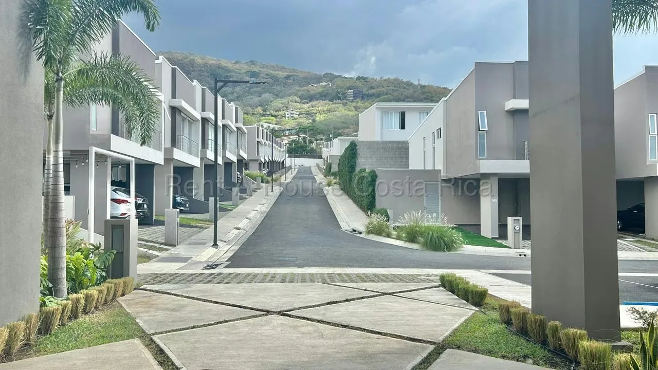 Condominio Násara - Santa Ana Ubicación privilegiada El Condominio Násara se encuentra en Santa Ana, una de las zonas residenciales más valoradas d
