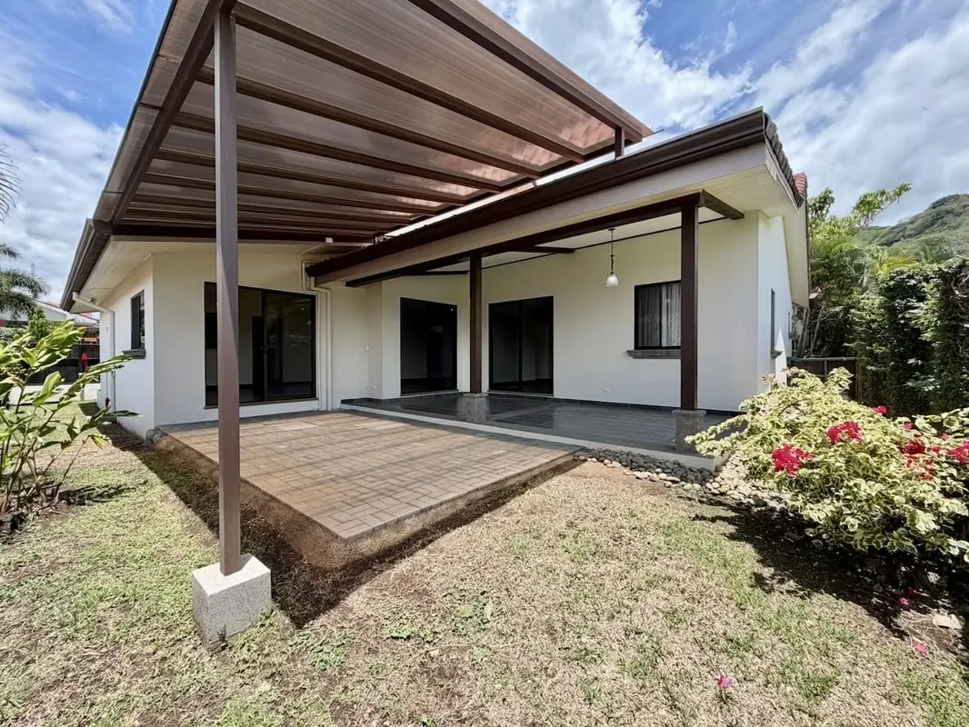 Casa en Alquiler en Condominio – Piedades de Santa Ana.