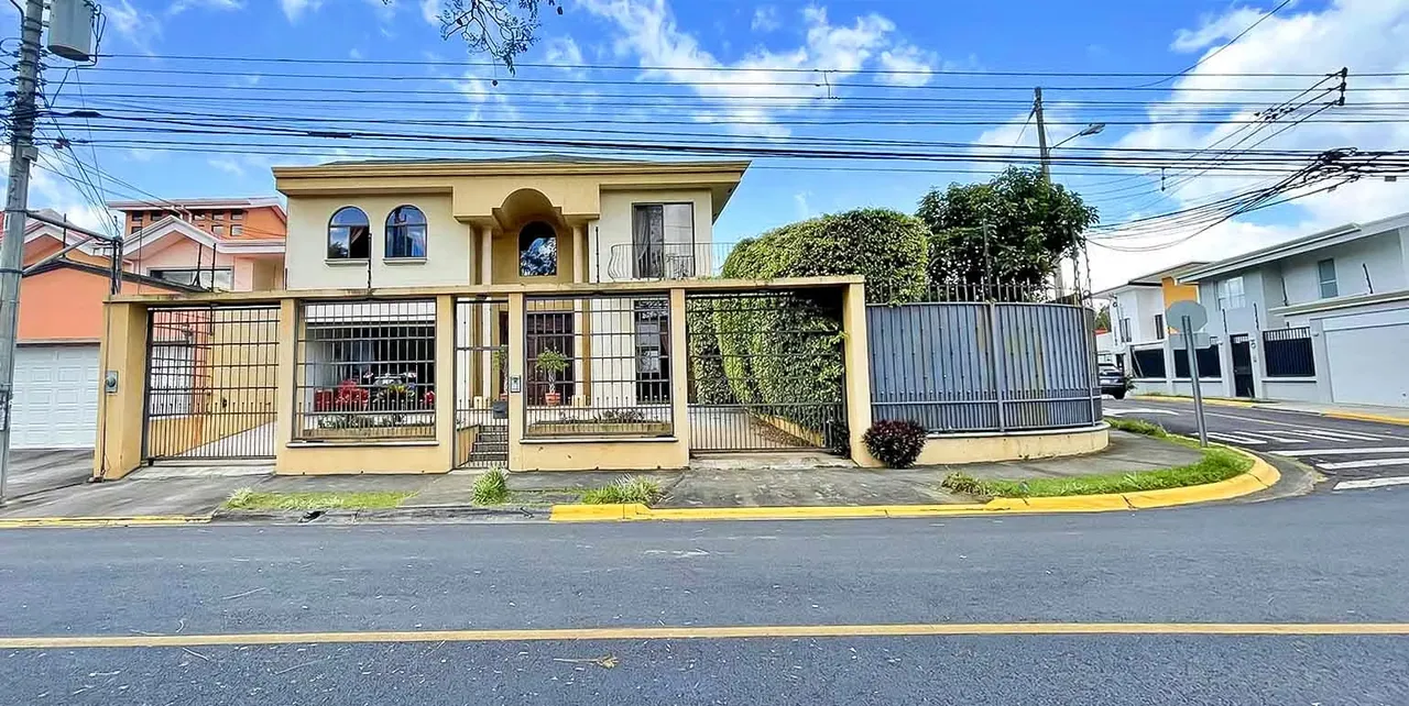 Venta casa de lujo con áreas sociales y ático, Pinares. (AD)