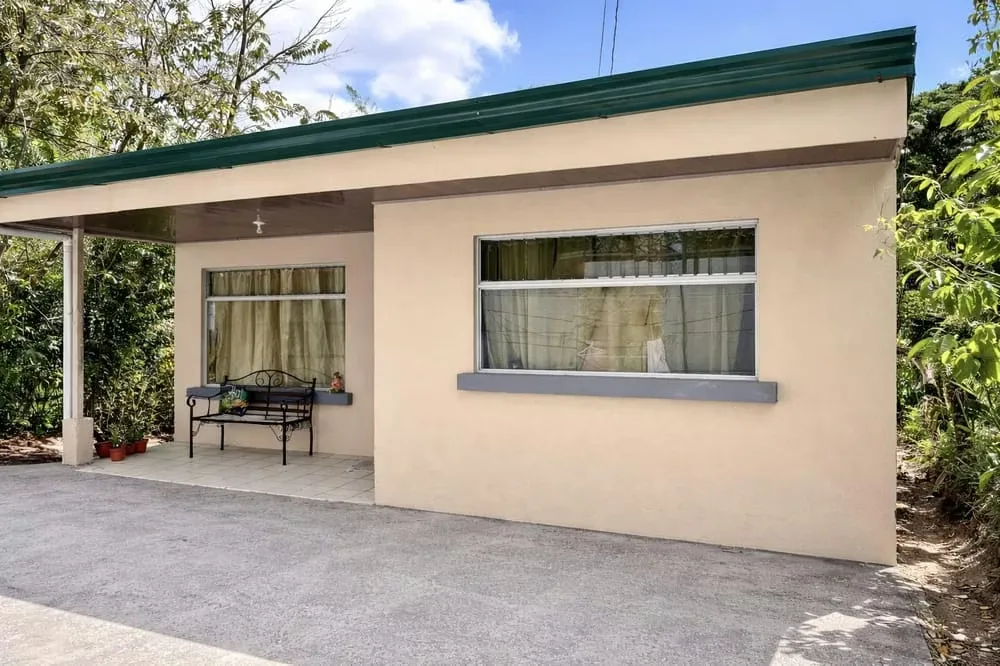 This 841m2 property boasts a prime location, close to schools, supermarkets, and bus stops, making it convenient and accessible for future residents. In addition to being situated in a ... — photo 2