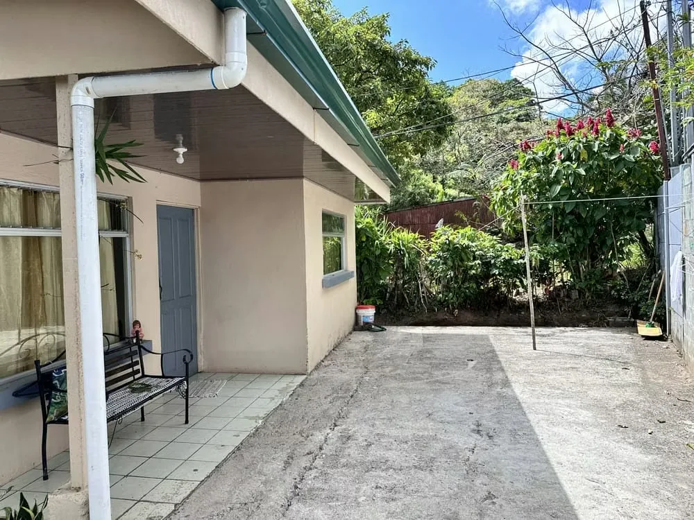 This 841m2 property boasts a prime location, close to schools, supermarkets, and bus stops, making it convenient and accessible for future residents. In addition to being situated in a ... — photo 3