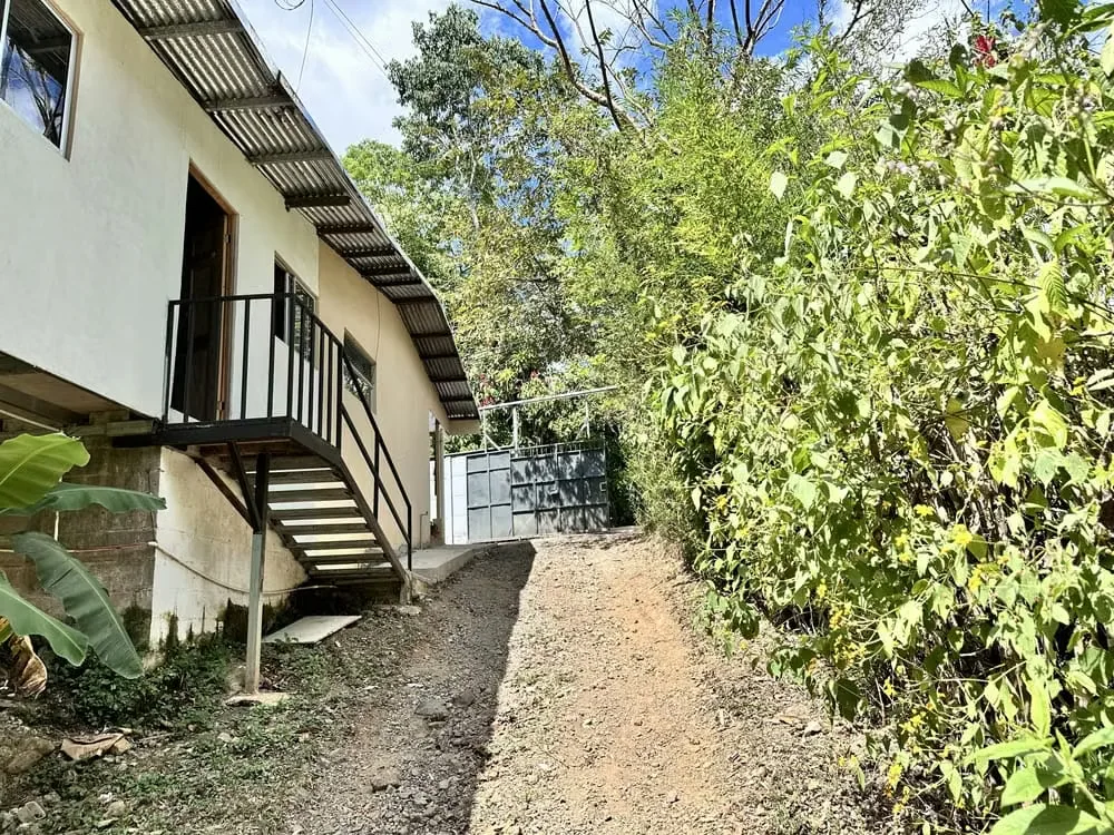 This 841m2 property boasts a prime location, close to schools, supermarkets, and bus stops, making it convenient and accessible for future residents. In addition to being situated in a ... — photo 4