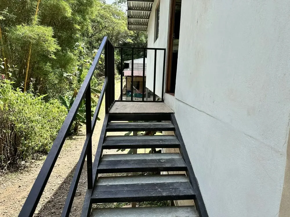 This 841m2 property boasts a prime location, close to schools, supermarkets, and bus stops, making it convenient and accessible for future residents. In addition to being situated in a ... — photo 5