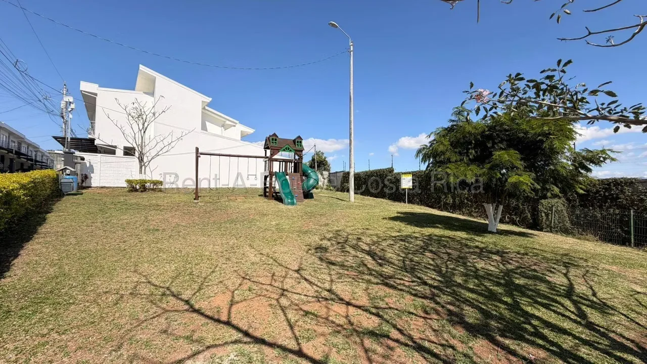 Oportunidad en Santo Domingo de Heredia - Condominio Vista Catedral Se vende hermosa casa en condominio, amplia, moderna y con una vista espectacular. Excelente ubicación y lista para ... — photo 2