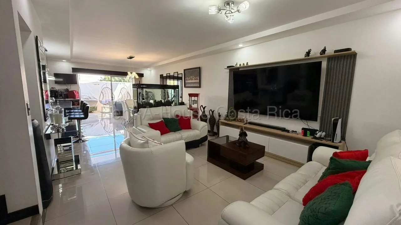 Oportunidad en Santo Domingo de Heredia - Condominio Vista Catedral Se vende hermosa casa en condominio, amplia, moderna y con una vista espectacular. Excelente ubicación y lista para ... — photo 3