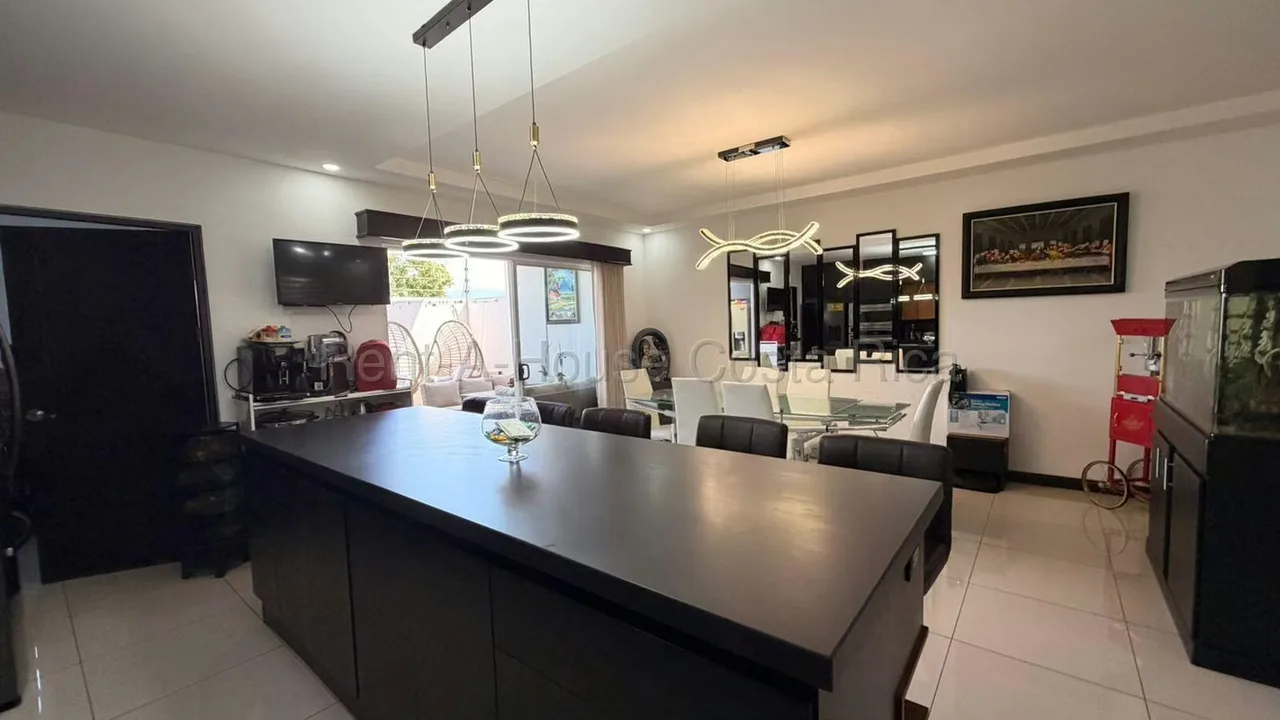 Oportunidad en Santo Domingo de Heredia - Condominio Vista Catedral Se vende hermosa casa en condominio, amplia, moderna y con una vista espectacular. Excelente ubicación y lista para ... — photo 5