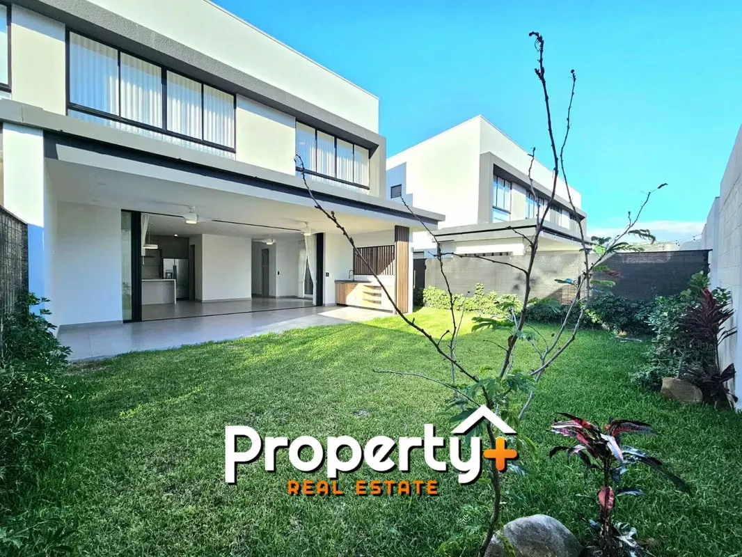 Beautiful two-story house located in Lindora, within a modern and exclusive condominium, with excellent common areas and 24/7 security. The ...