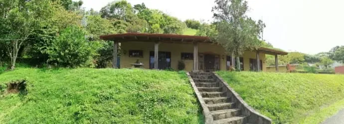 Esta ciudad ofrece clima fresco y hermosas vistas. La casa se ubica en una loma que le permite un ...
