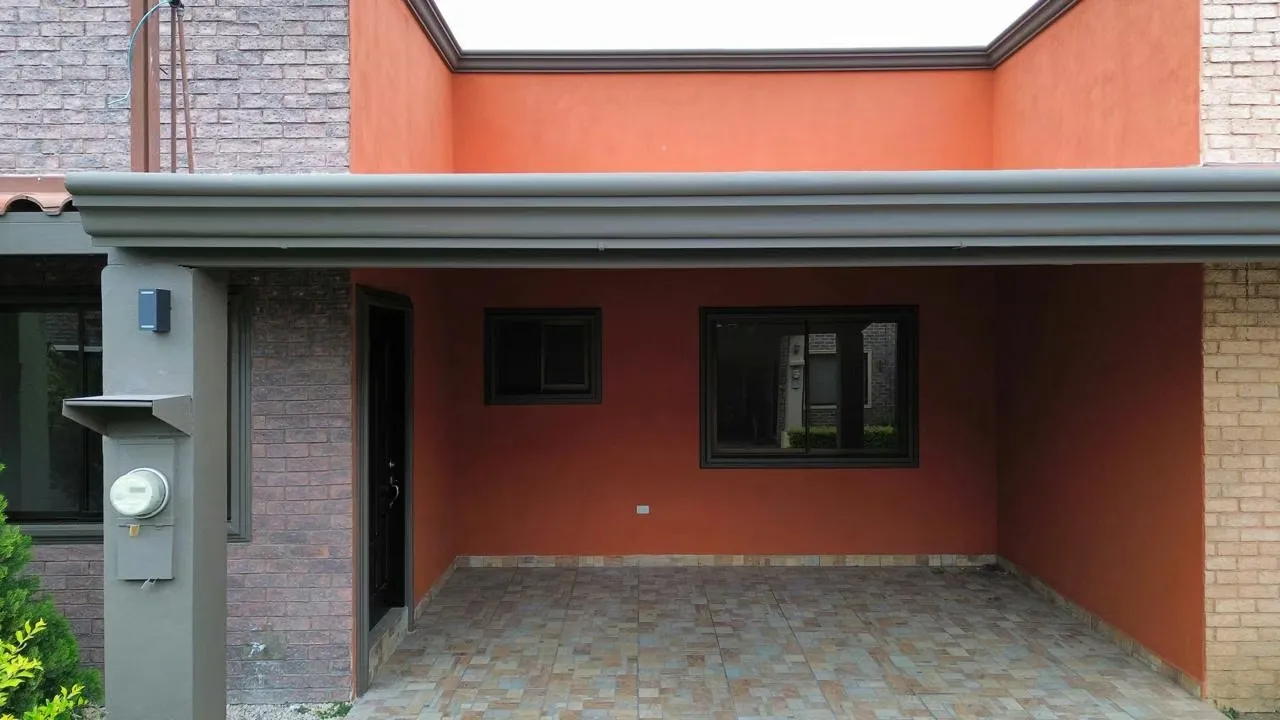 * Construcción de 110 m² en bloques de concreto