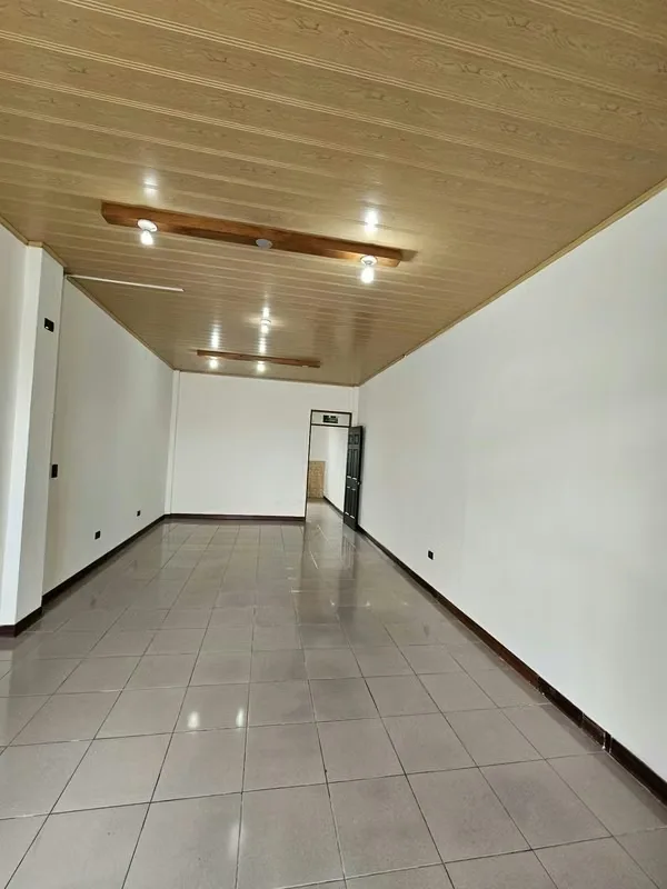 Ubique su negocio en una de las zonas comerciales más estratégicas y transitadas de Moravia. Este excelente local ... — photo 2