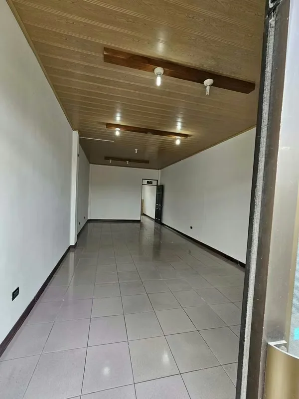 Ubique su negocio en una de las zonas comerciales más estratégicas y transitadas de Moravia. Este excelente local ... — photo 3