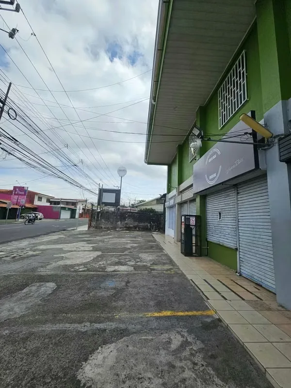 Ubique su negocio en una de las zonas comerciales más estratégicas y transitadas de Moravia. Este excelente local ... — photo 5