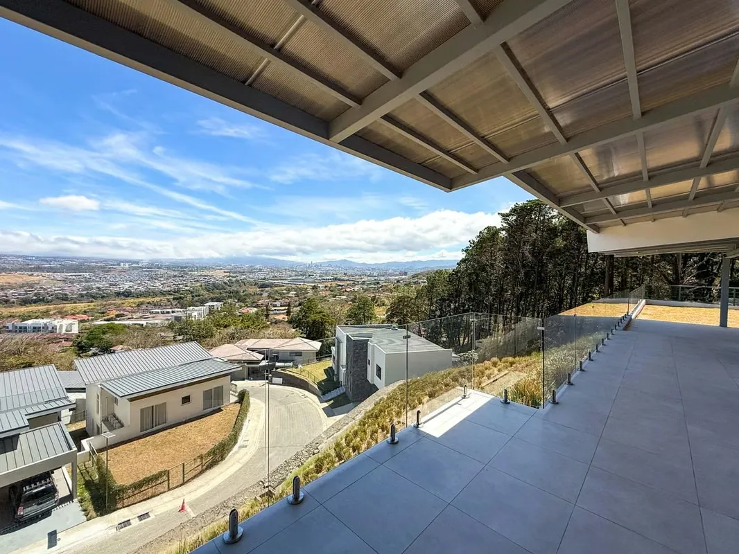 ALQUILER DE APARTAMENTO EN CONDOMINIO 2370 CON JARDÍN