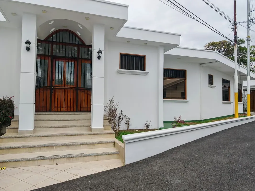 CASA DE UN NIVEL CON LÍNEA BLANCA EN ALQUILER ESCAZÚ