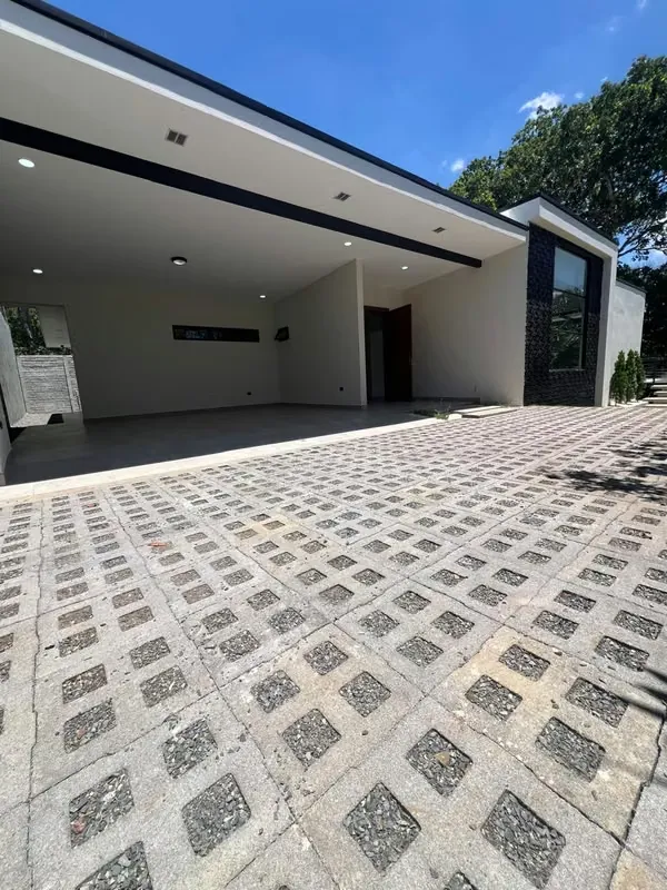 Lujosa Casa Nueva con Piscina Privada en Atenas