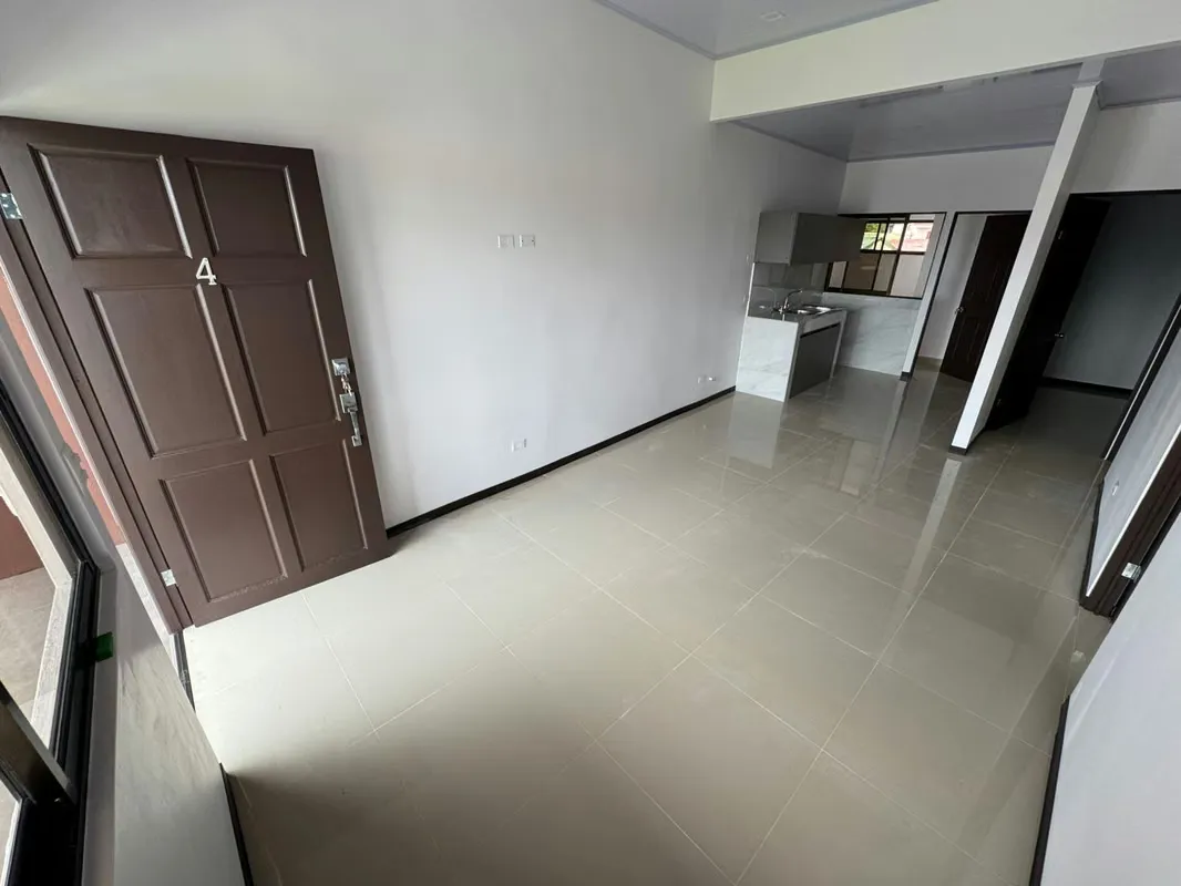 Se alquila exclusivo apartamento destacado por ser la unidad de mayor tamaño en el edificio. Ubicado en el segundo piso, a solo ...