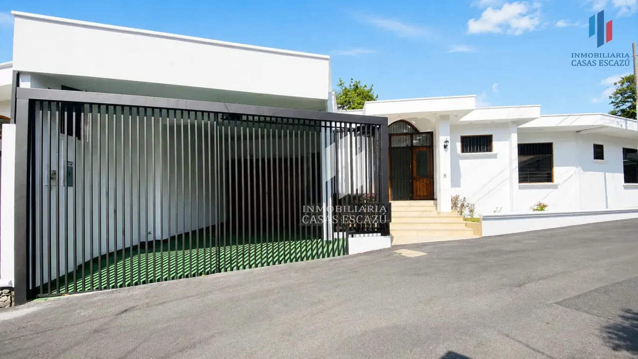 Bella Casa en Residencial con línea blanca, 317 m2, San Rafael de Escazú