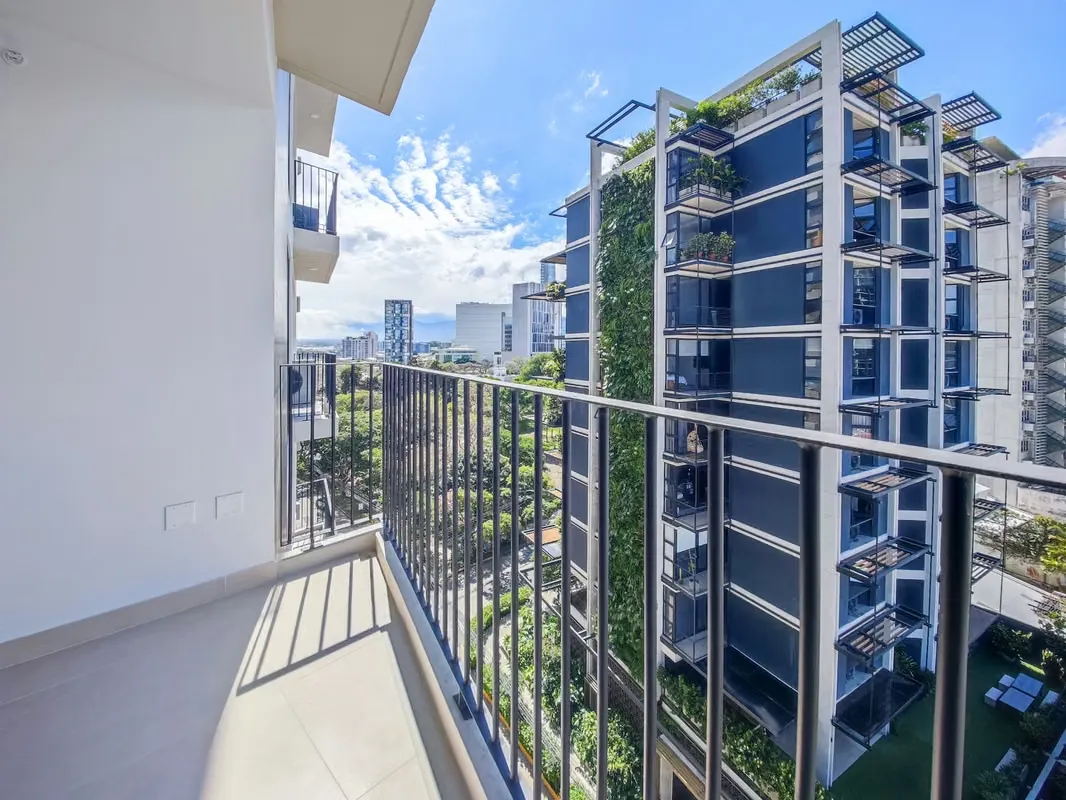 Disfrute de una experiencia de vida única en este apartamento de tres habitaciones, diseñado para ...