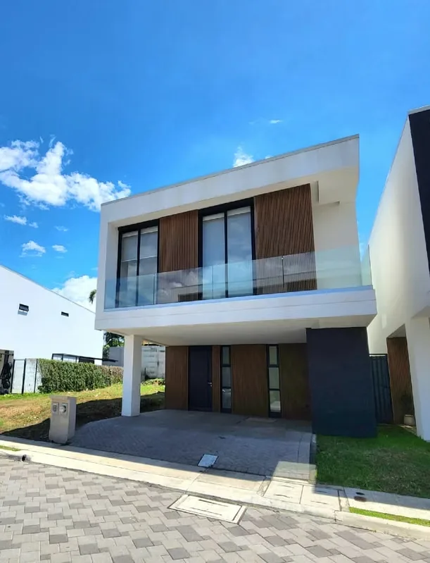 Modern House for Sale – Investment Opportunity in Santa Ana (Pozos)