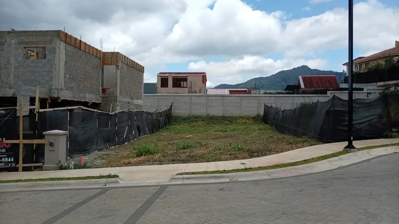 Venta de lote en Condominio de Lujo, Avenida del Este, Ayarco Sur