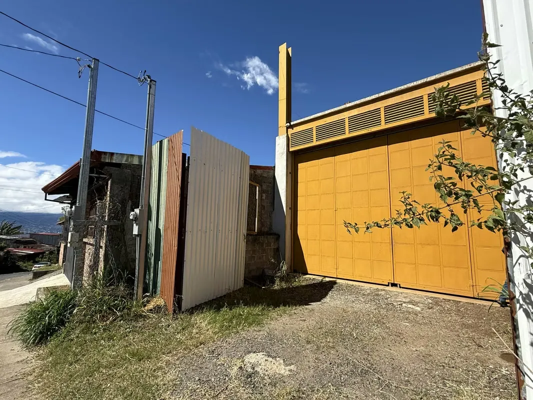 Land of 851.8 m ² with industrial winery of 600 m ² in San Pablo de Heredia. Solid construction with walls and concrete slab designed to support up to 4 floors, front of 30 m on ... — photo 2