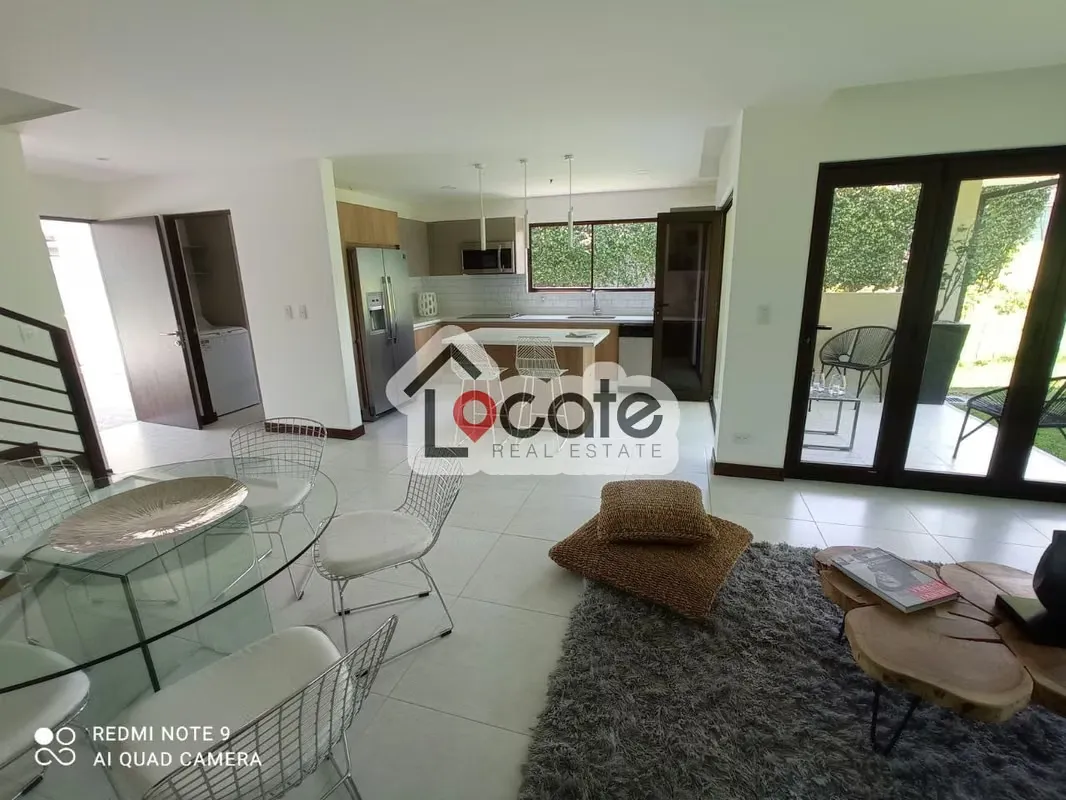 Casa en venta, con 4 habitaciones en Condominio, Santa Ana